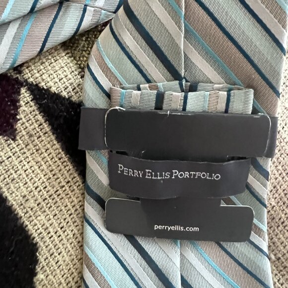 Perry Ellis Silk Tie - Picture 2 of 3